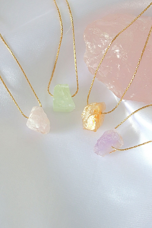 Colier cu pandantiv din cristal natural, placat cu aur de 24K